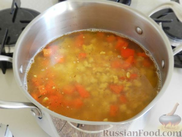 Чечевичный суп с фаршем, сладким перцем и шпинатом