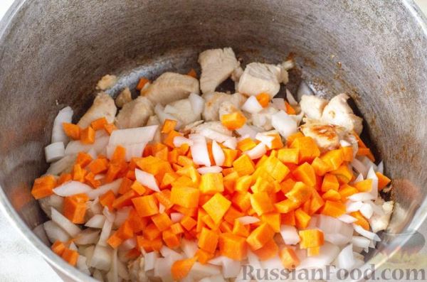 Томатный суп с курицей, фасолью и овощами