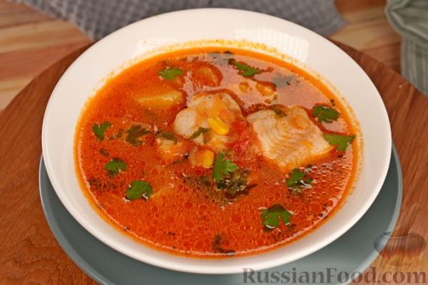 Томатный суп с рыбой, сладким перцем и кукурузой