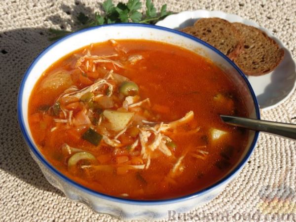 Картофельный суп с индейкой, оливками и зелёным луком