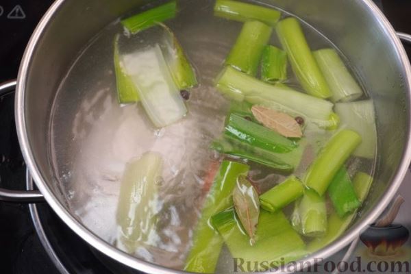 Томатный суп с булгуром, зелёным горошком и курицей