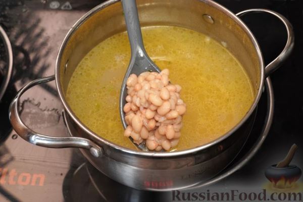 Томатный суп с фасолью и кабачками
